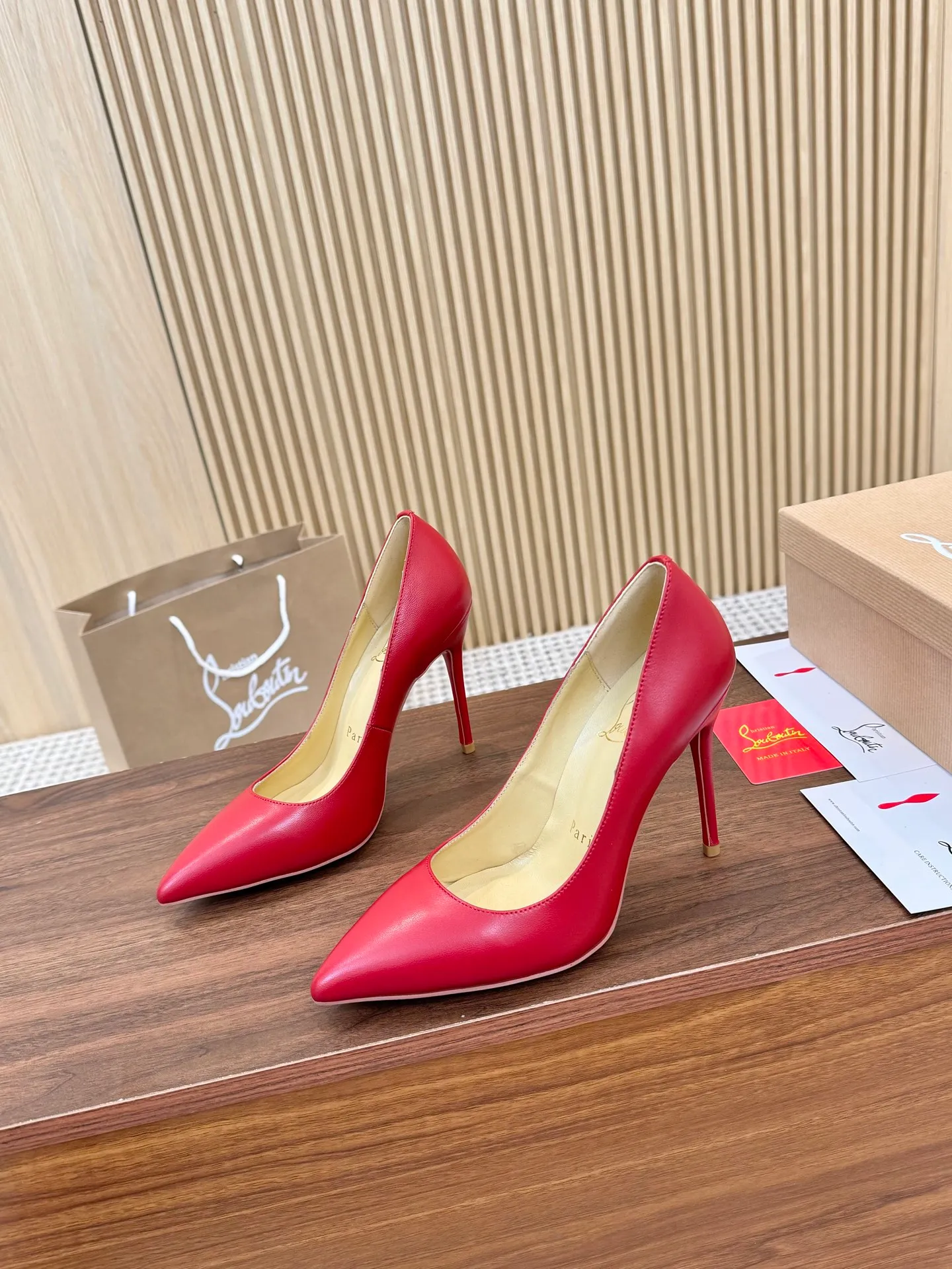 👟👟Ex-factory price 440👟👟 Genuine leather sole +40 Year-round shipment💝Christian Louboutin CL👠 Classic "Matte💎Cow Leather💎Series" Noble and luxurious, real blingbling✨ Real materials, all customized by the pattern maker, and the materials are made of original customized materials to achieve the taste of the original 6 color options 💍 Upper: Imported 👉 cowhide 💪 Lining: Sheepskin foot pad/lining Size: 34-40.41.42 Heel height: 10.5cm and 8.5cm two options Leather sole Rubber sole
